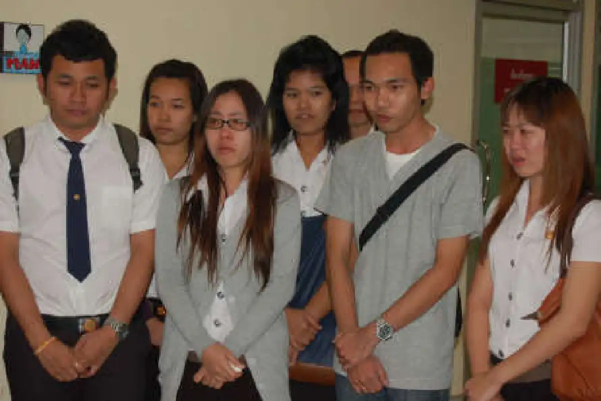 ญาติ-เพื่อนสุดเศร้ารับศพนศ.เหยื่ออุบัติเหตุโทลล์เวย์