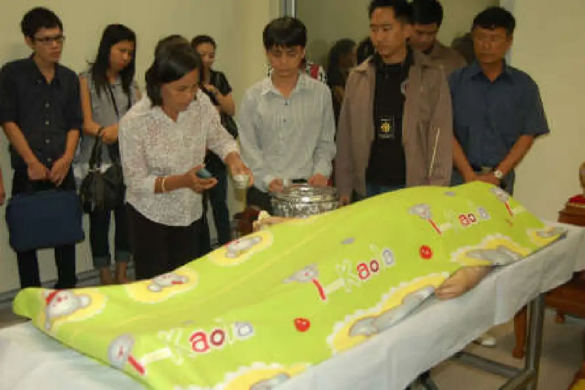 ญาติ-เพื่อนสุดเศร้ารับศพนศ.เหยื่ออุบัติเหตุโทลล์เวย์