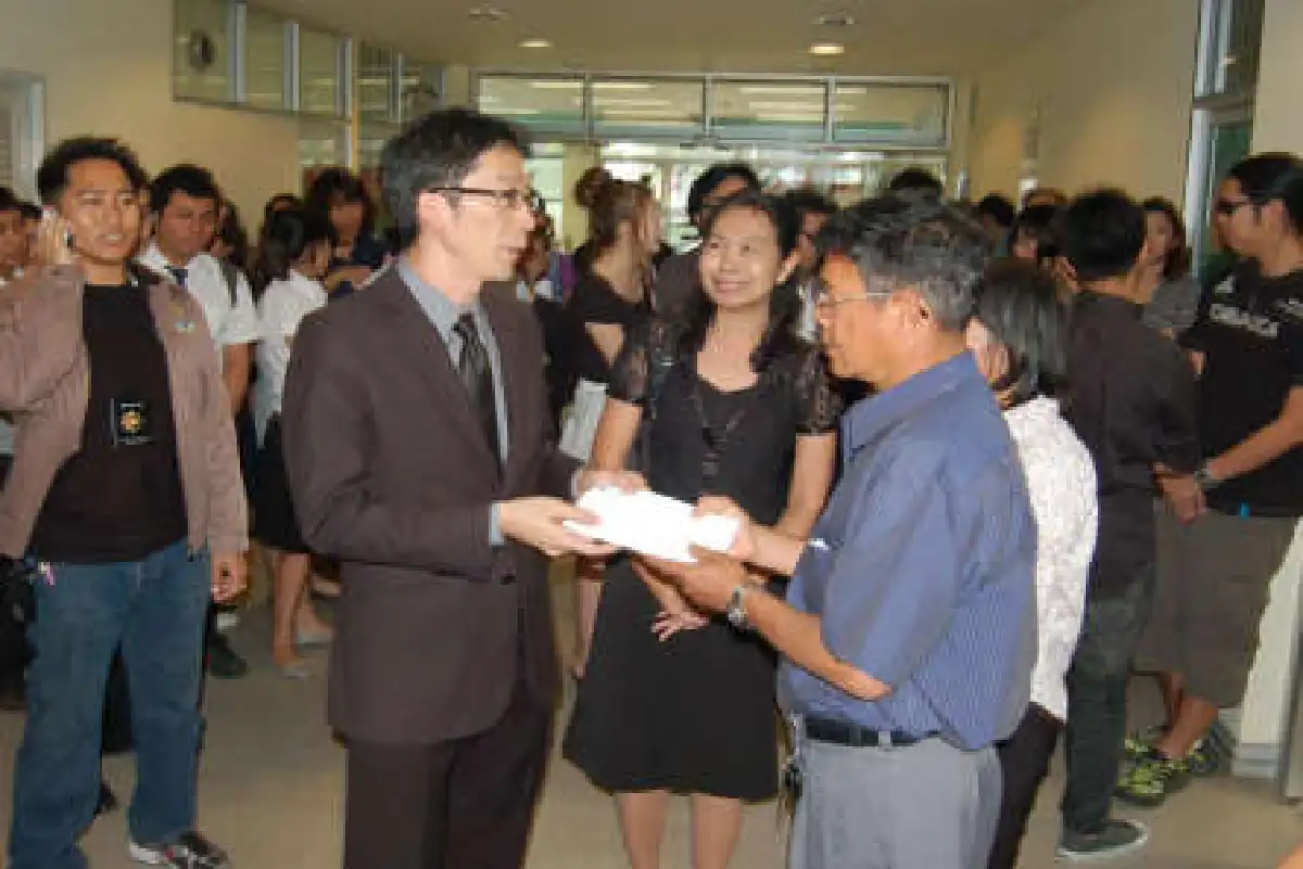 ญาติ-เพื่อนสุดเศร้ารับศพนศ.เหยื่ออุบัติเหตุโทลล์เวย์