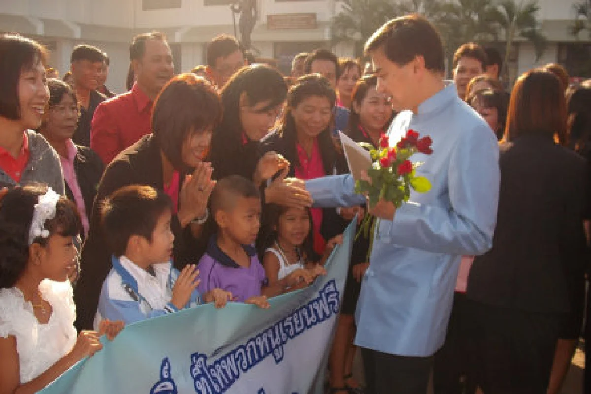 นายกฯเผยจะเร่งสะสางปัญหาไทย-เขมร