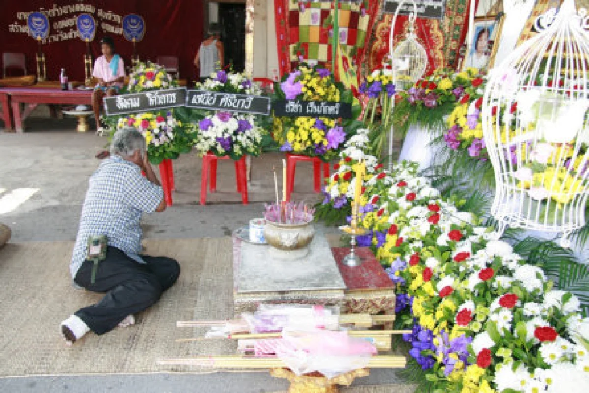 ตั้งศพบำเพ็ญกุศลเหยื่อกระสุนปริศนาที่บ้าน