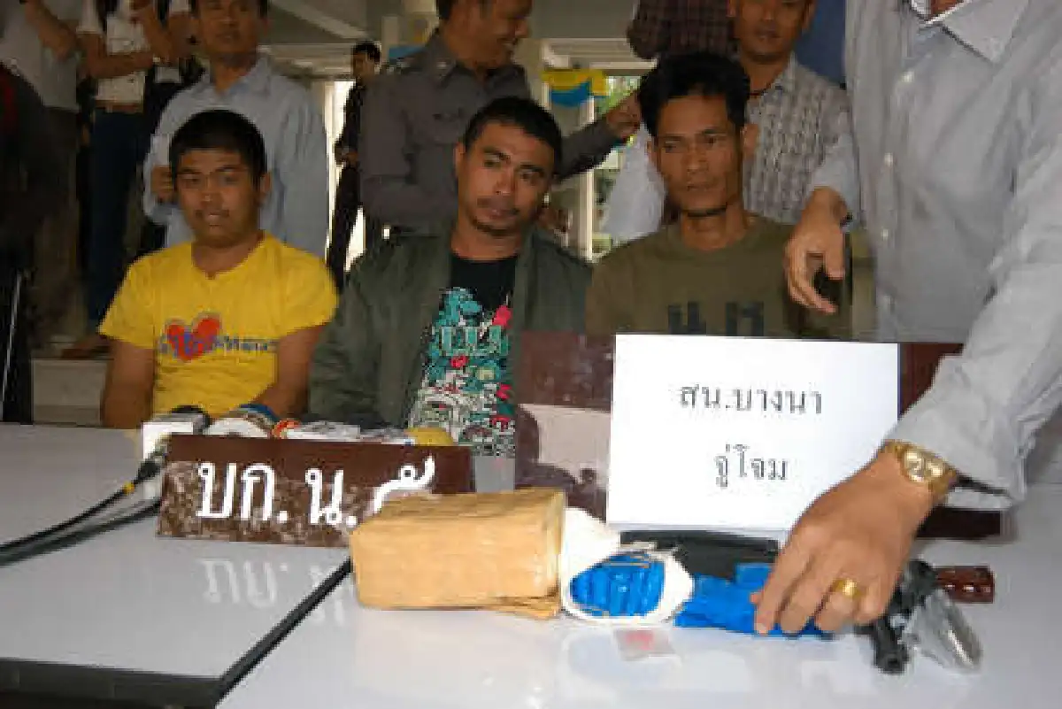 ตร.รวบมือส่งยาบ้าคาด่านบางนา