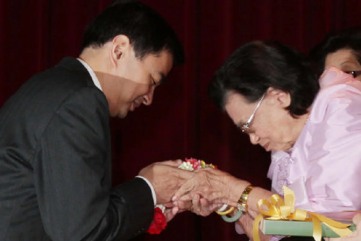 นายกฯคารวะครูปูชนียาจารย์