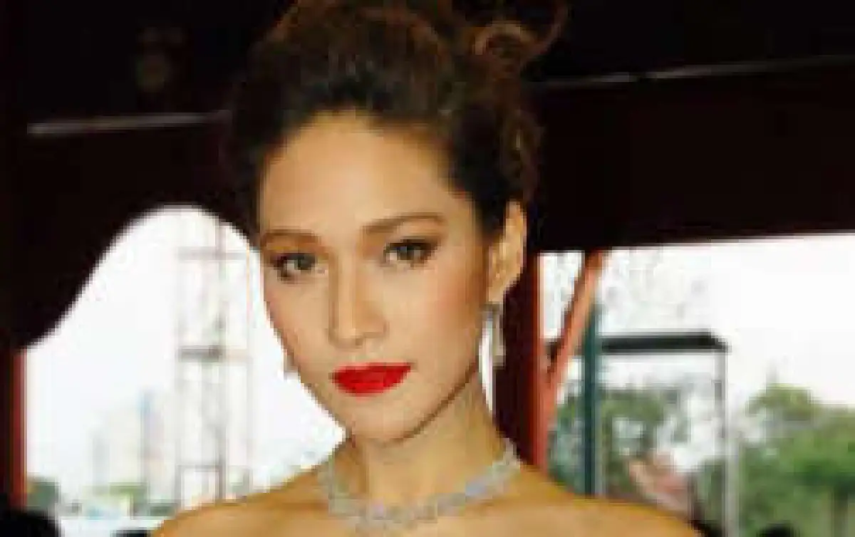 ดาราดังตบเท้ารับรางวัลบันเทิง "คม ชัด ลึก อะวอร์ดส8"