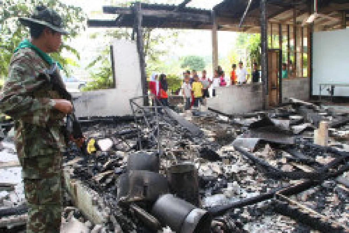 แด่คุณครูผู้สร้างกลางไฟใต้ คือเรือจ้างที่อับปางอย่างทรนง