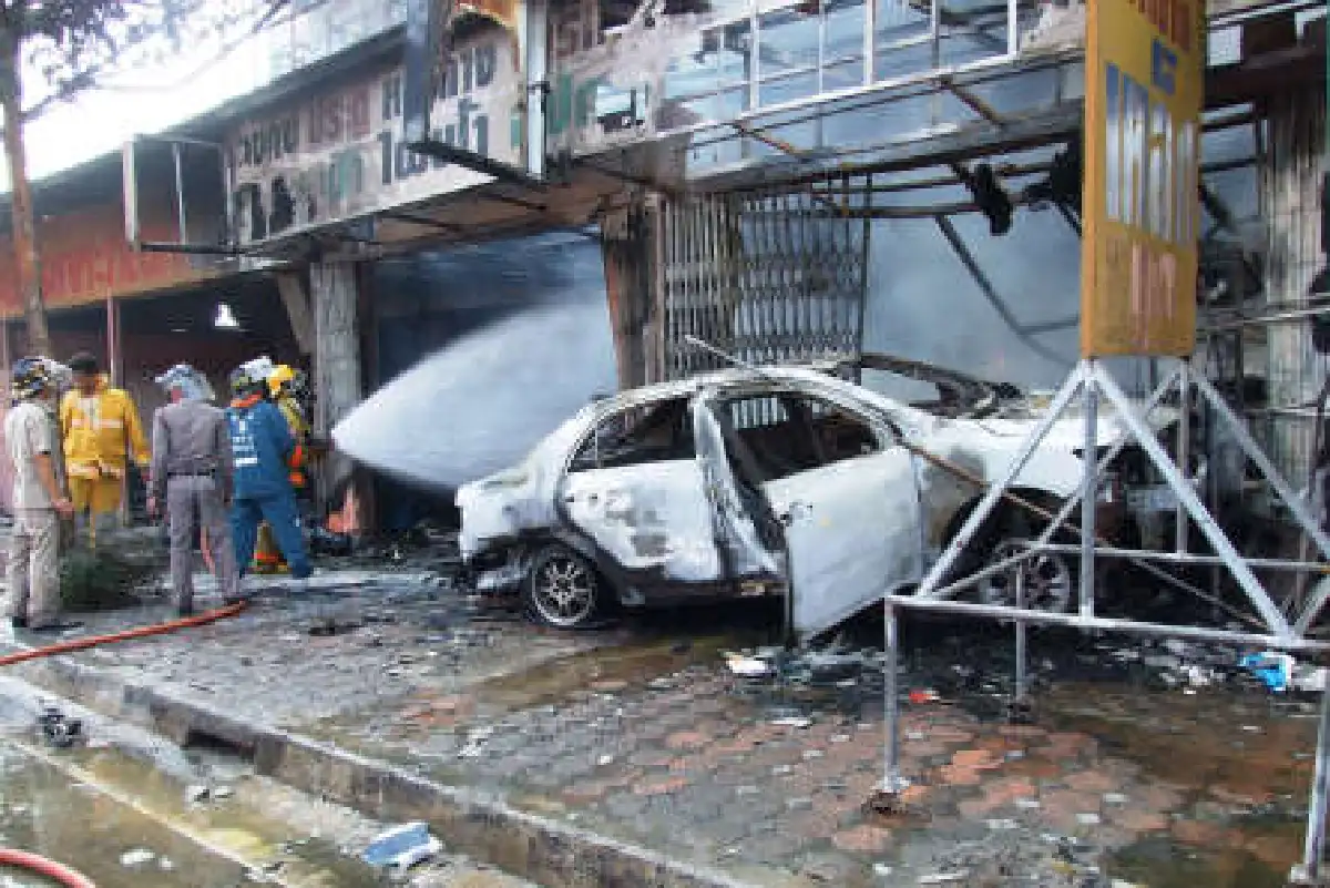 แท็กซี่พุ่งชนร้านค้า-แก๊สระเบิดไฟท่วม