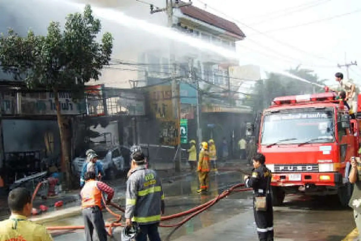 แท็กซี่พุ่งชนร้านค้า-แก๊สระเบิดไฟท่วม