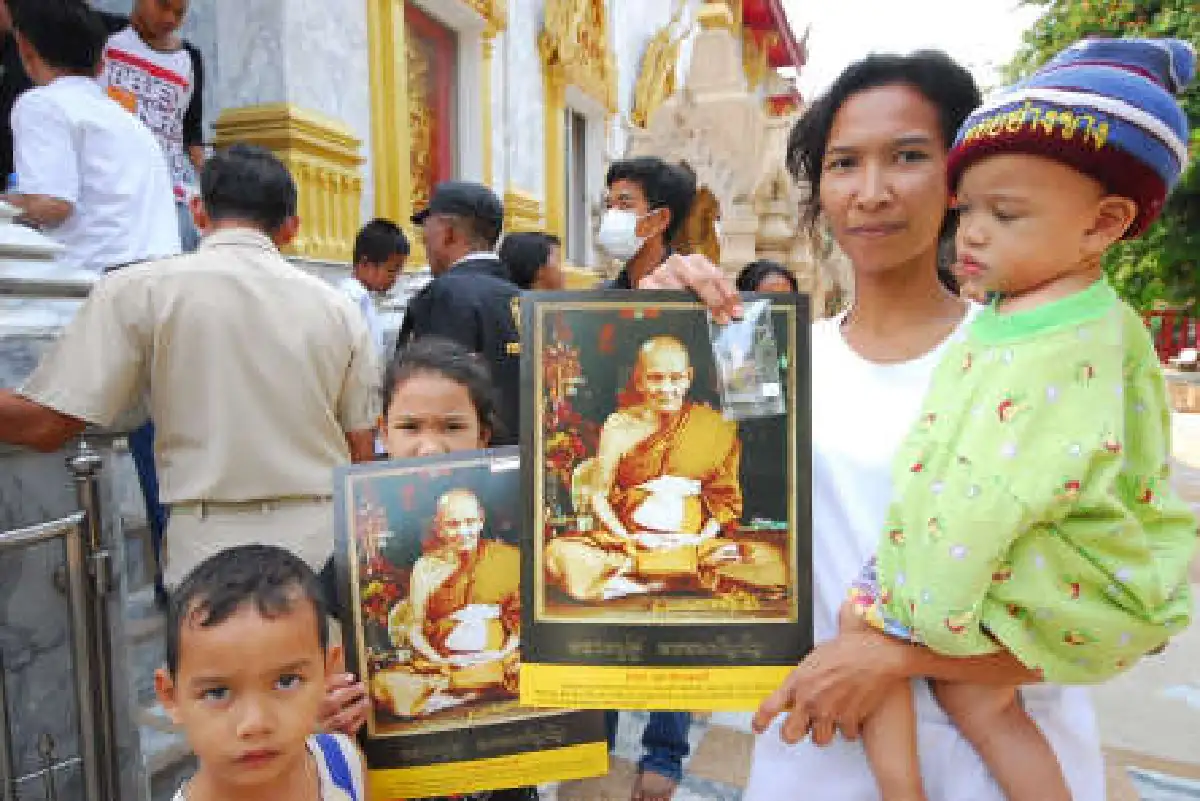 แห่รับแหวนหลวงปู่ดู่อดีตเกจิดังกรุงเก่า