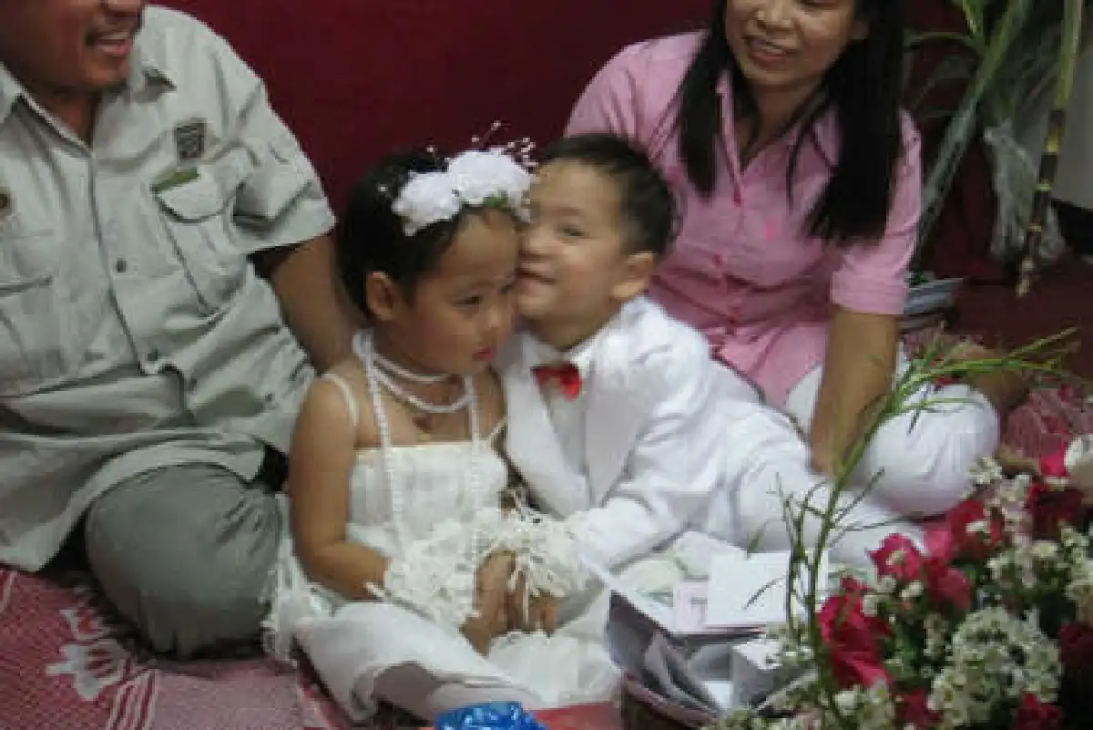 ฮือฮาแต่งเด็กแฝดคนละฝาแก้เคล็ด