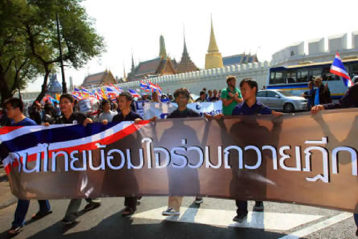 ไชยวัฒน์นำม็อบเคลื่อนยื่นถวายฎีกา