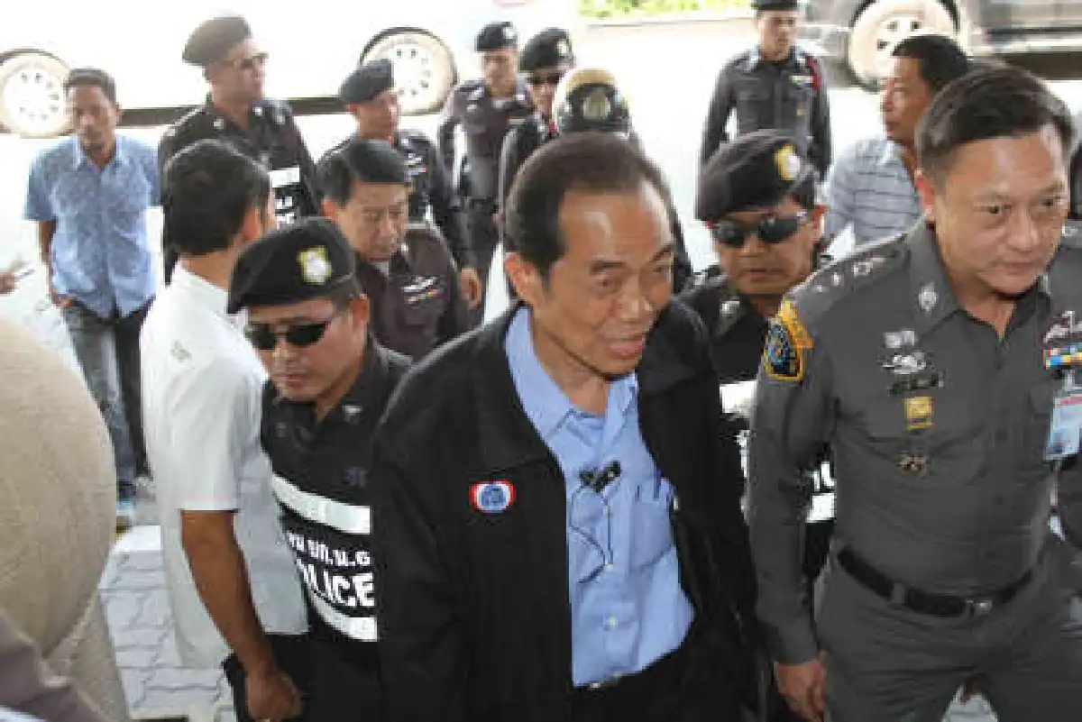 ตร.บุกจับไชยวัฒน์คาห้างโลตัส