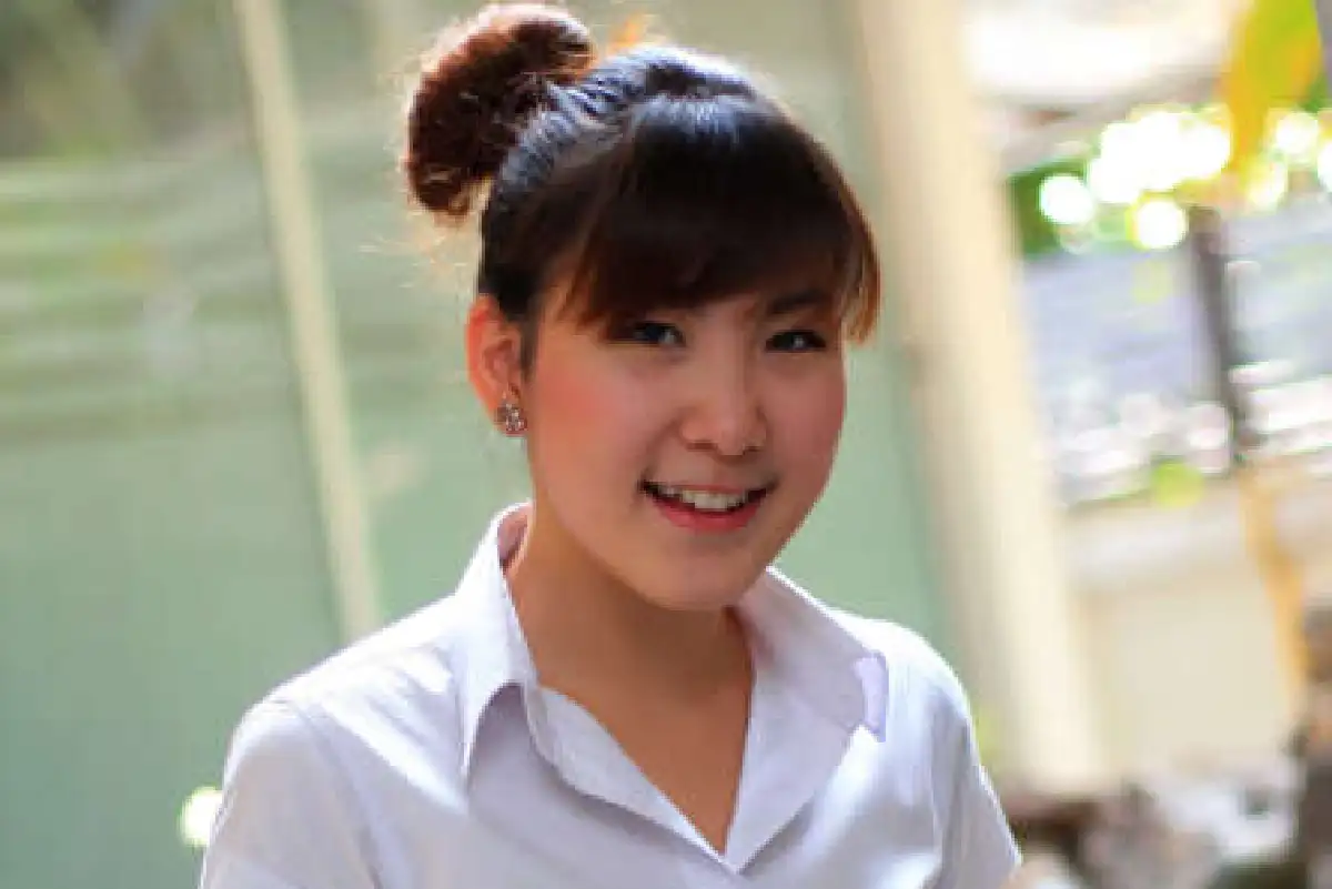 ละคร ภพรัก 2557 ในค่ำคืนที่เงียบสงัด อุบัติเหตุรถยนต์พลิกคว่ำได้พรากทุกอย่างไปจากเธอ… ยกเว้นวิญญาณ "น้ำริน" หญิงสาวผู้ไร้ความทรงจำ ล่องลอยอย่างโดดเดี่ยวจนได้พบกับ "หมวดเหยี่ยว" ตำรวจหนุ่มผู้มีสัมผัสพิเศษที่มองเห็นเธอได้ การช่วยเหลือเพื่อค้นหาความจริงเกี่ยวกับการตายของเธอ นำพาให้ทั้งสองต้องก้าวล่วงเข้าไปในคดีฆาตกรรมสุดซับซ้อนที่ซ่อนเงื่อนงำไว้มากมาย ยิ่งสืบลึกลงไปเท่าไร กลับยิ่งพบความลับอันดำมืดที่เชื่อมโยงกับครอบครัวของเธอเอง และในห้วงแห่งการตามล่าหาความจริง ขอบเขตระหว่างโลกคนเป็นและโลกวิญญาณเริ่มเลือนราง… เมื่อความรักระหว่างพวกเขากำลังก่อตัวขึ้นอย่างช้าๆ 17 lg webp