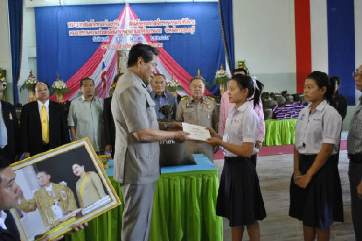 ในหลวงราชินีพระราชทานความช่วยเหลือนร.ถวายฎีกา