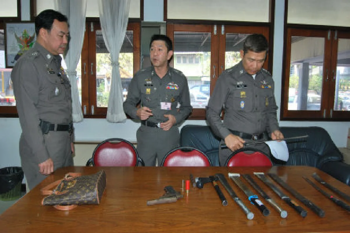 รวบเด็กช่างคารถเมล์พกอาวุธอื้อ