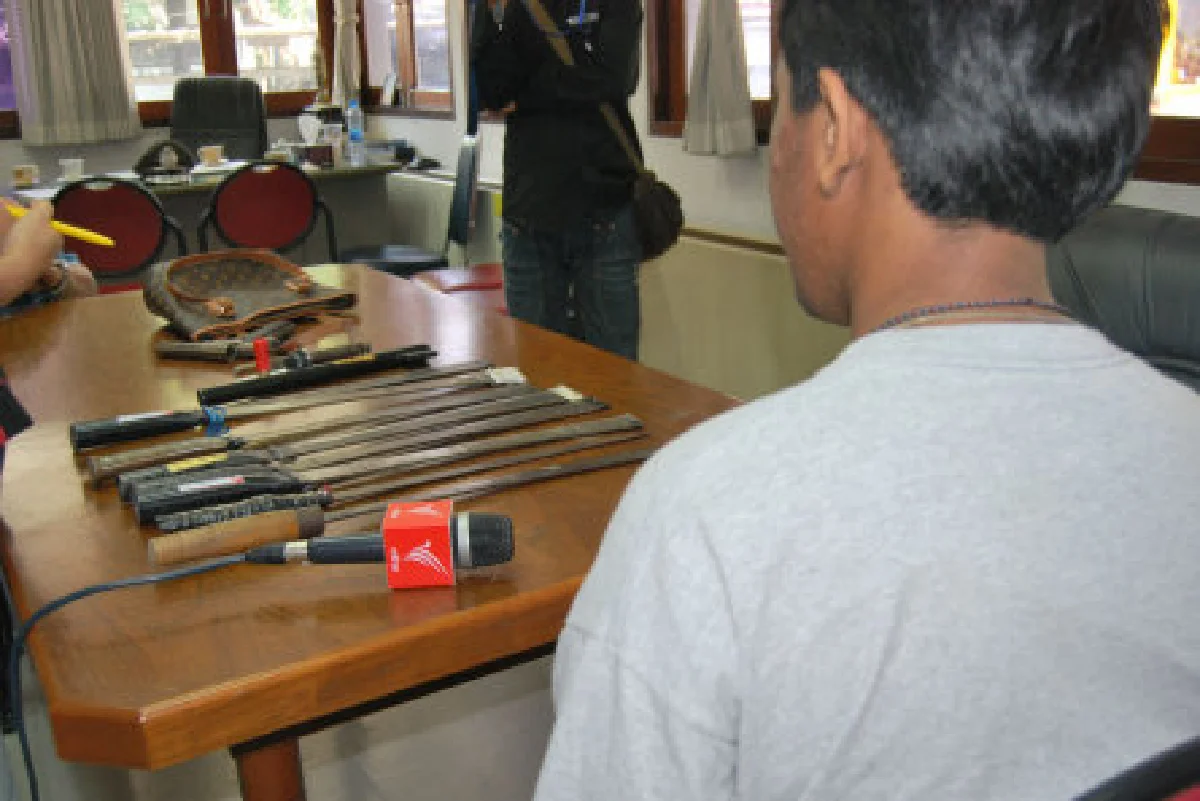 รวบเด็กช่างคารถเมล์พกอาวุธอื้อ