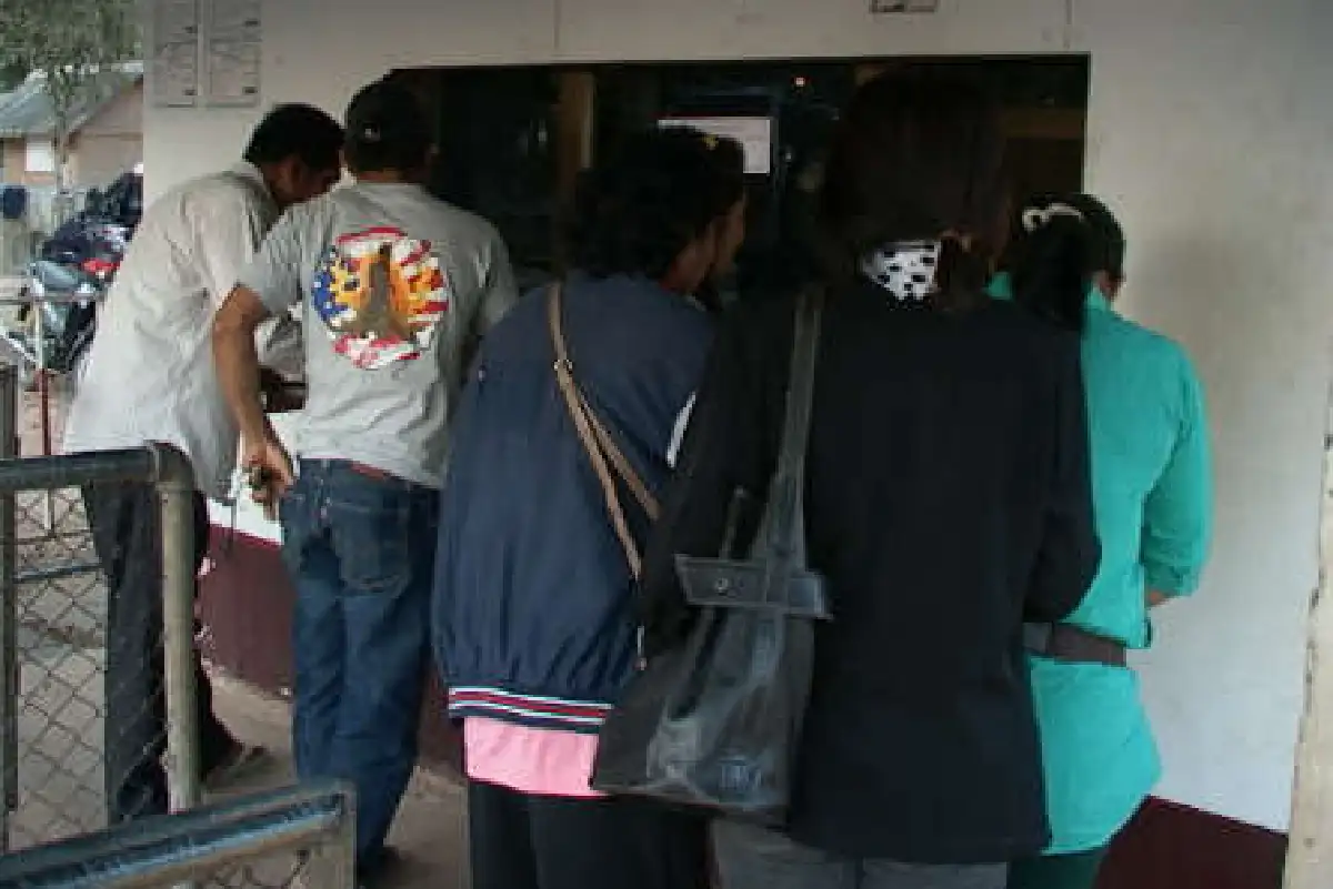 เขมรแห่ซื้ออาหารฝั่งไทยหลังชายแดนคลี่คลาย