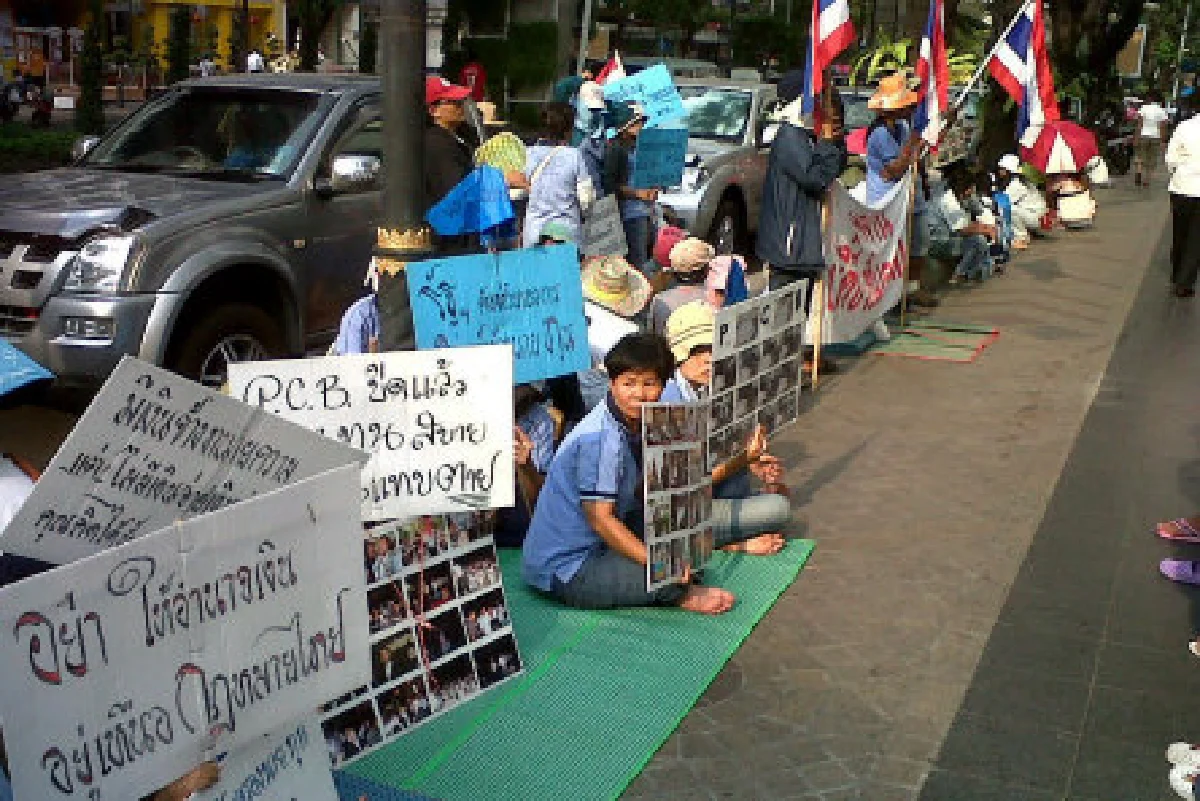 คนงานถูกลอยแพบุกแบงก์กรุงเทพสีลม