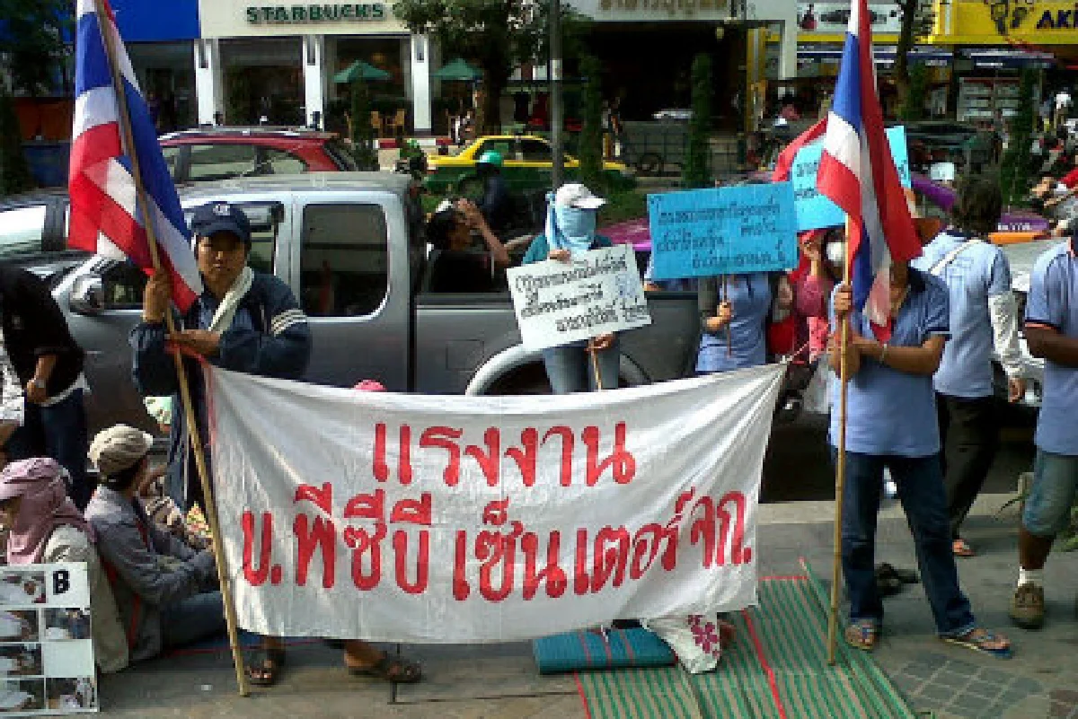 คนงานถูกลอยแพบุกแบงก์กรุงเทพสีลม