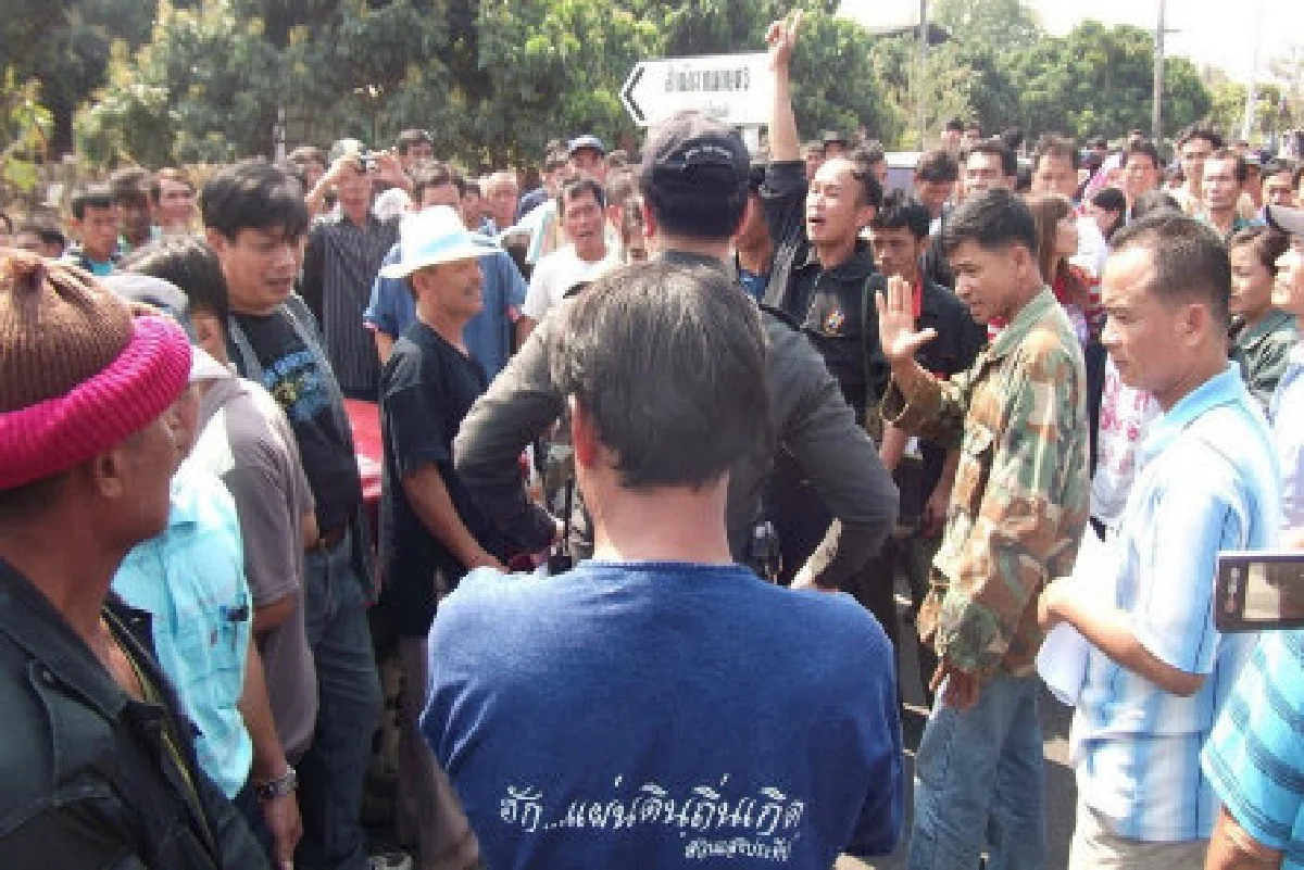 ม็อบข้าวโพดปิดถนนทวงเงินช่วยแล้ง