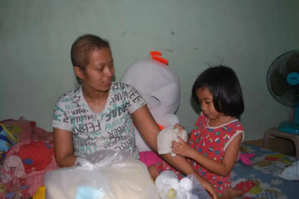 น้องการ์ตูนเด็กยอดกตัญญูดูแลแม่ป่วยเป็นมะเร็ง