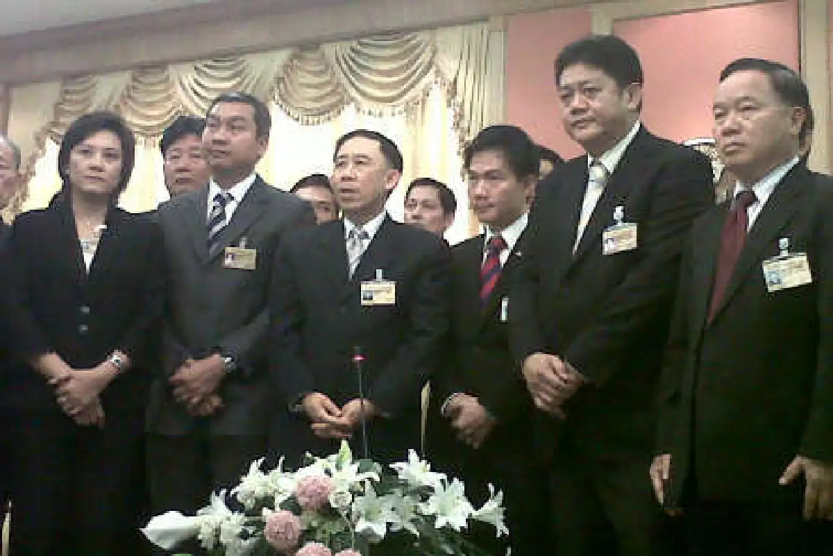 เพื่อไทยยื่นถอดนายกฯ-8รมต.