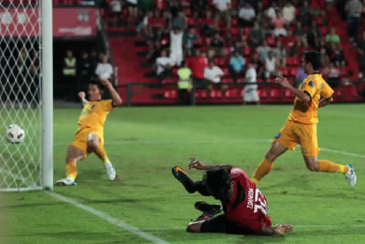 กิเลนฟอร์มดุถล่มฮานอย4-0
