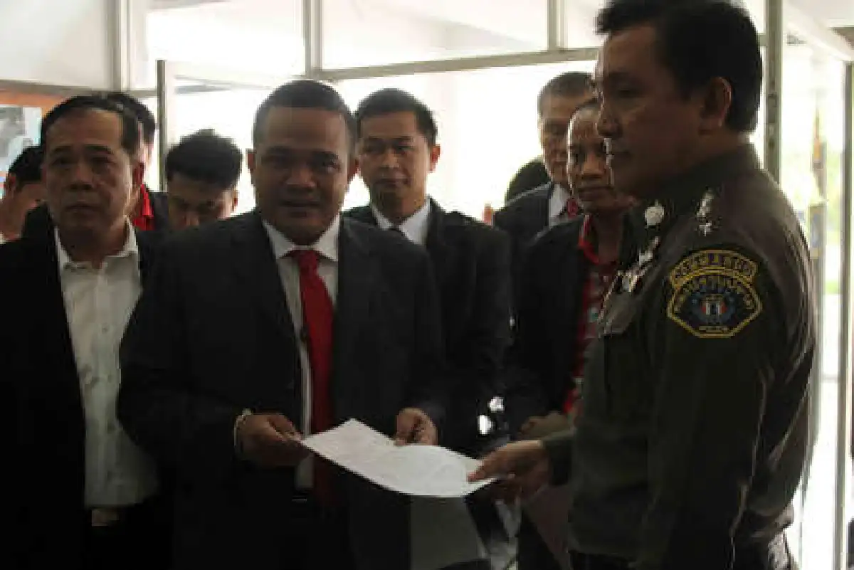จตุพรบุกกองปราบเอาผิดธาริต-อัมพร