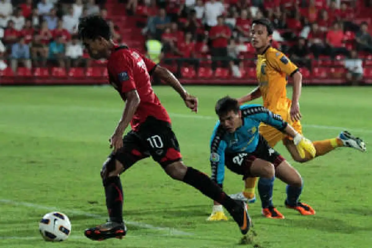 กิเลนฟอร์มดุถล่มฮานอย4-0