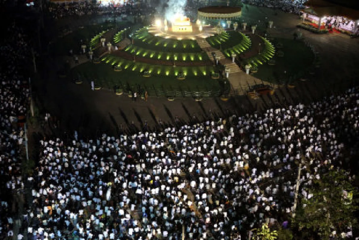 ชาวพุทธหลั่งไหลพิธีพระราชทานเพลิงหลวงตามหาบัว