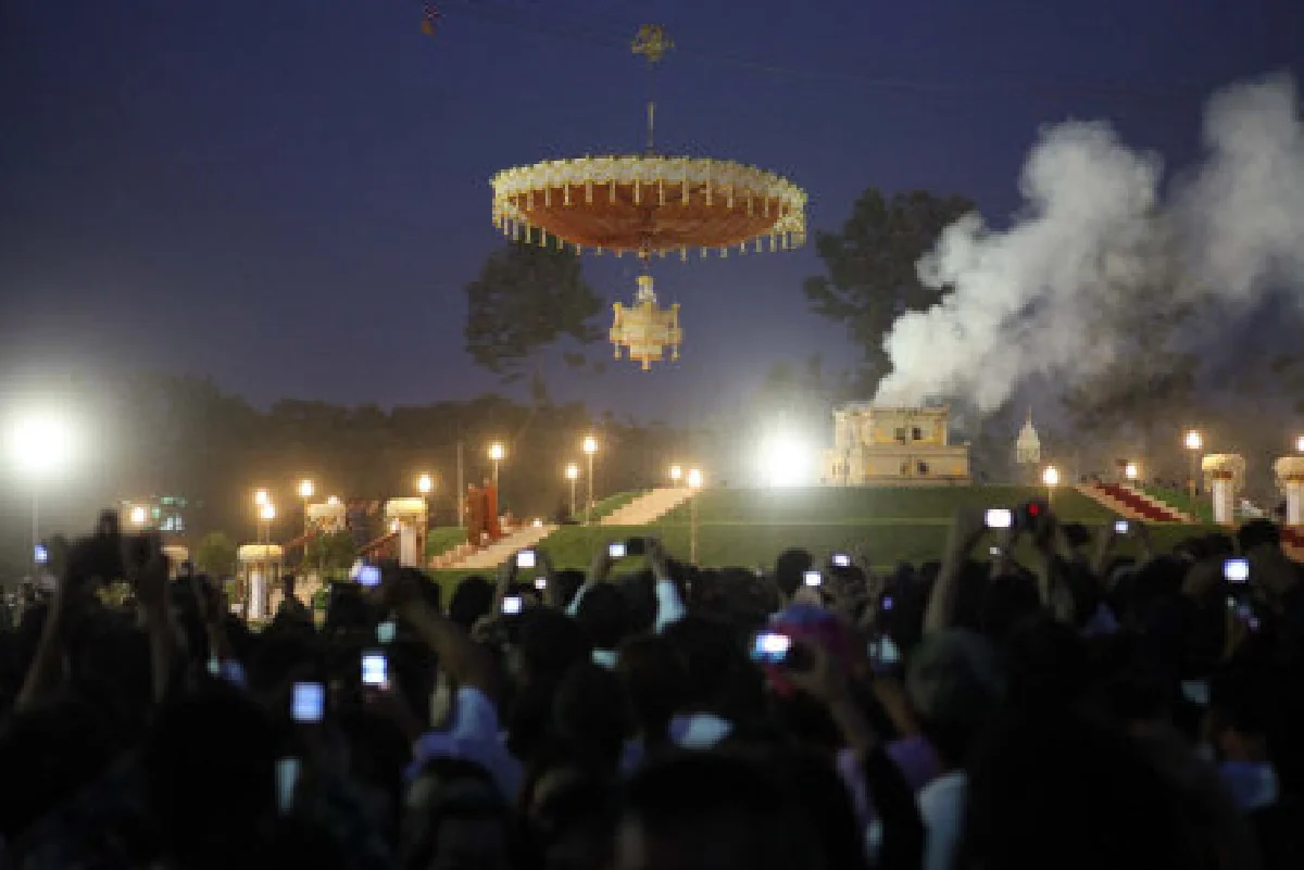 ชาวพุทธหลั่งไหลพิธีพระราชทานเพลิงหลวงตามหาบัว