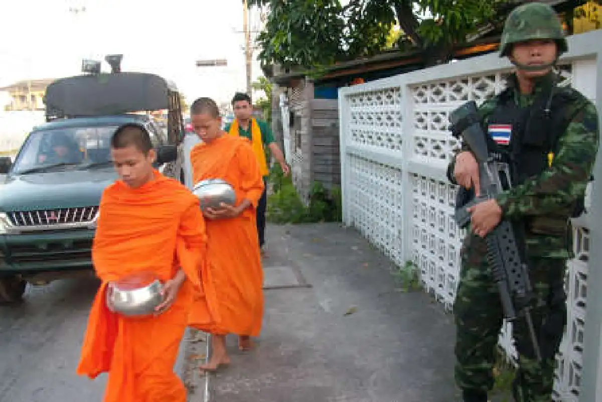 ทหารจัดกำลังเข้มคุ้มกันพระบิณฑบาต