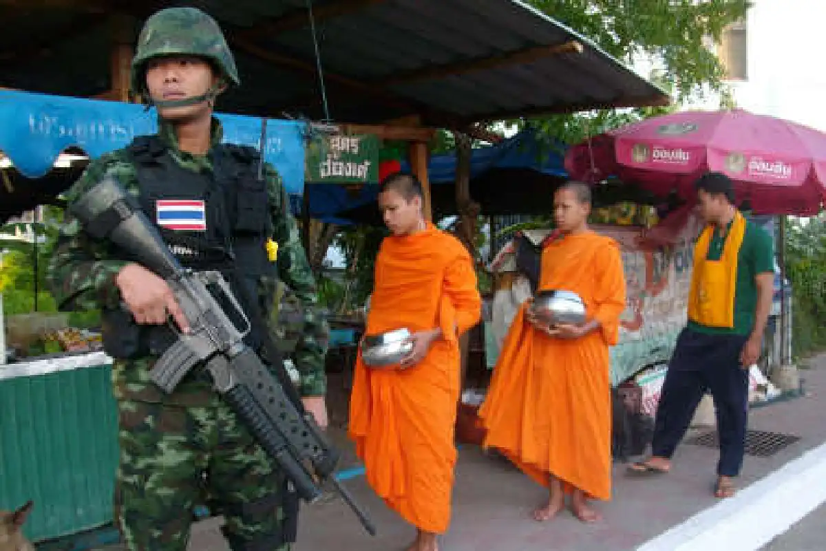 ทหารจัดกำลังเข้มคุ้มกันพระบิณฑบาต