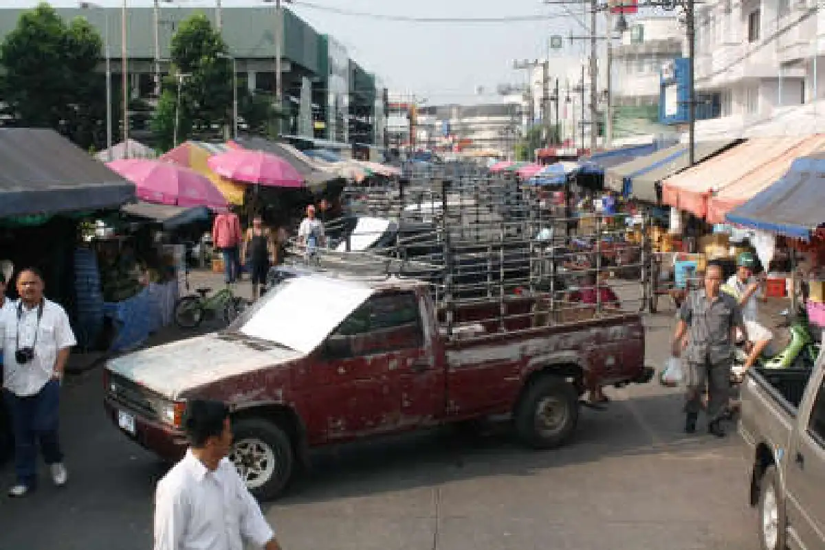 ปิดถนนประท้วงเทศบาลรื้อแผงขายของ