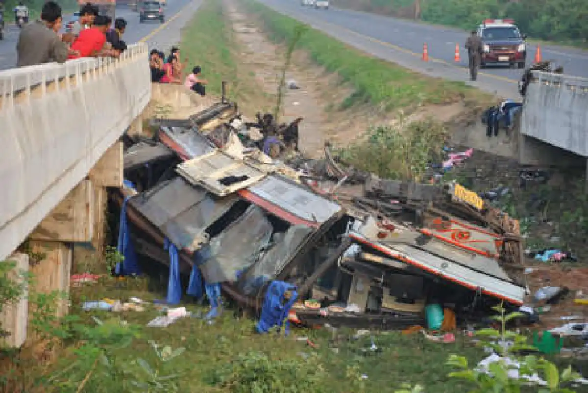 บัสนักเรียนคว่ำเจ็บ40