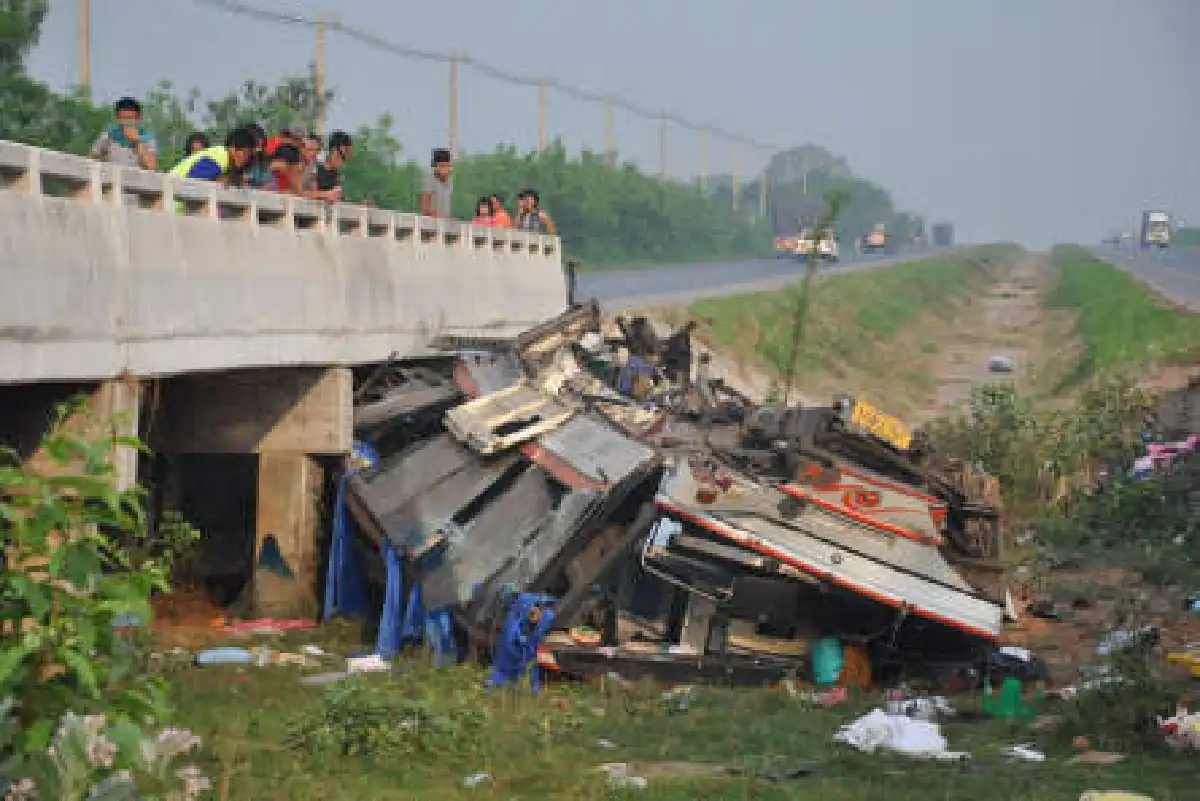 บัสนักเรียนคว่ำเจ็บ40