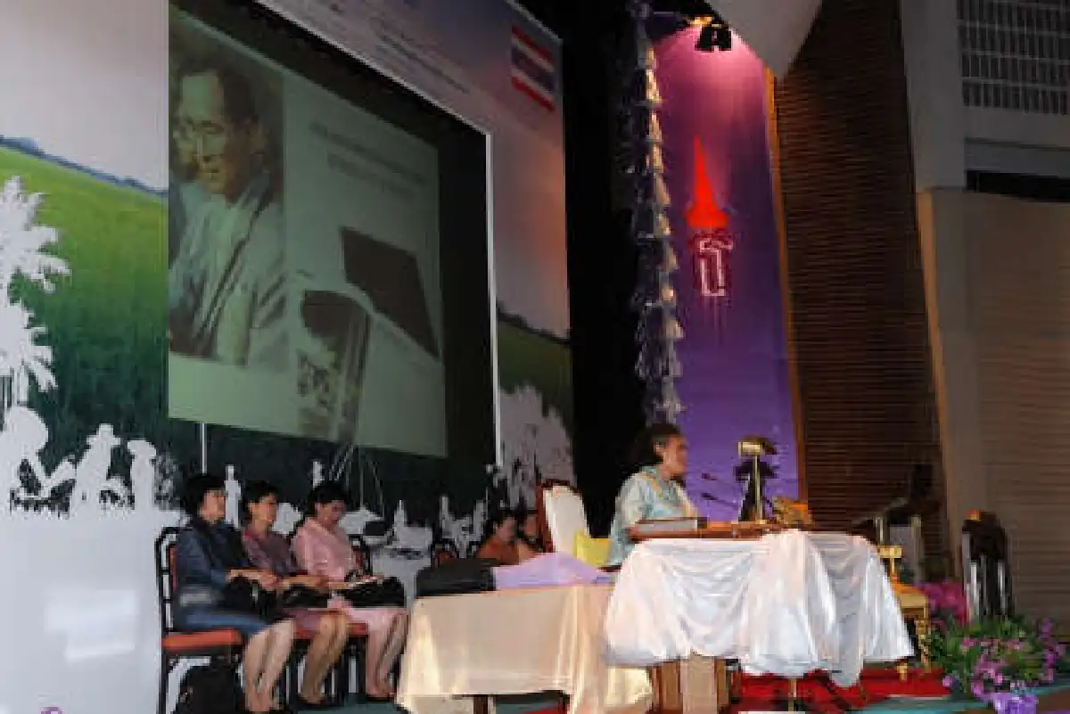 สมเด็จพระเทพฯทรงแนะยึดแนวพัฒนาชนบทของในหลวง