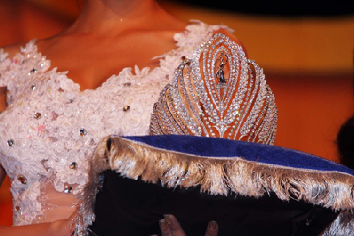 เผยโฉมมงกุฎมิสไทยแลนด์ยูนิเวิร์สกว่า4แสน