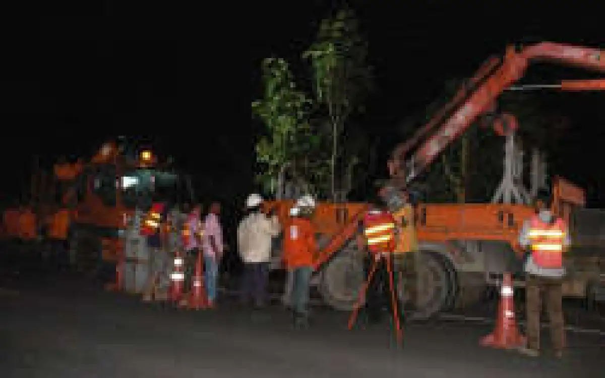 พายุถล่มพิจิตรเสาไฟฟ้าหักโค่น39ต้น