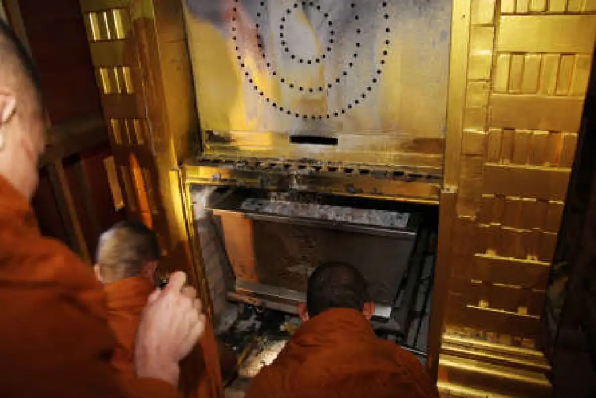 เก็บอัฐิธาตุหลวงตาบัว