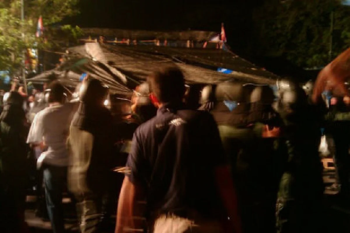 ตำรวจขอพื้นที่คืนจากพันธมิตร