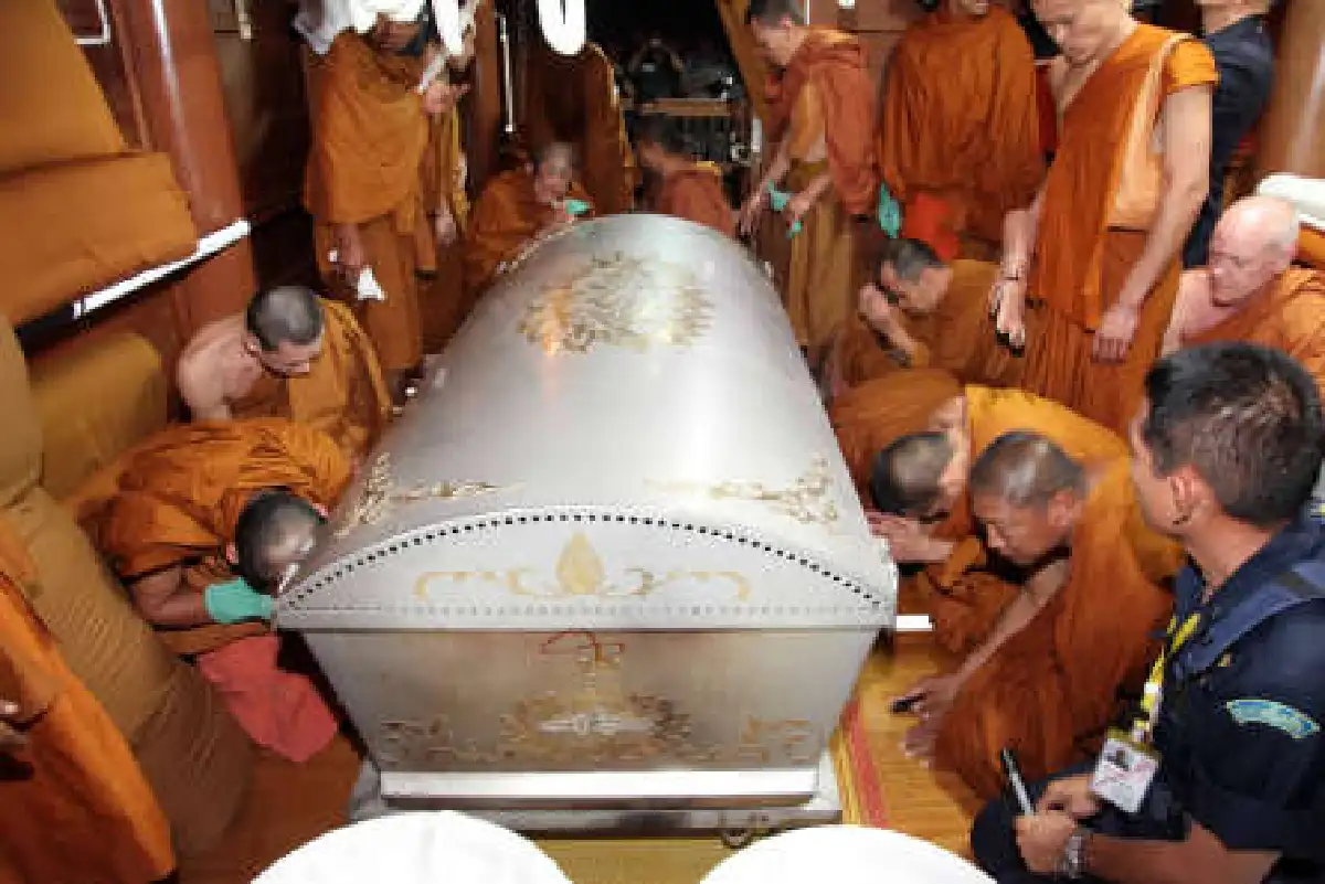 เก็บอัฐิธาตุหลวงตาบัว