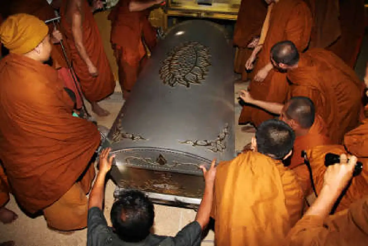 เก็บอัฐิธาตุหลวงตาบัว