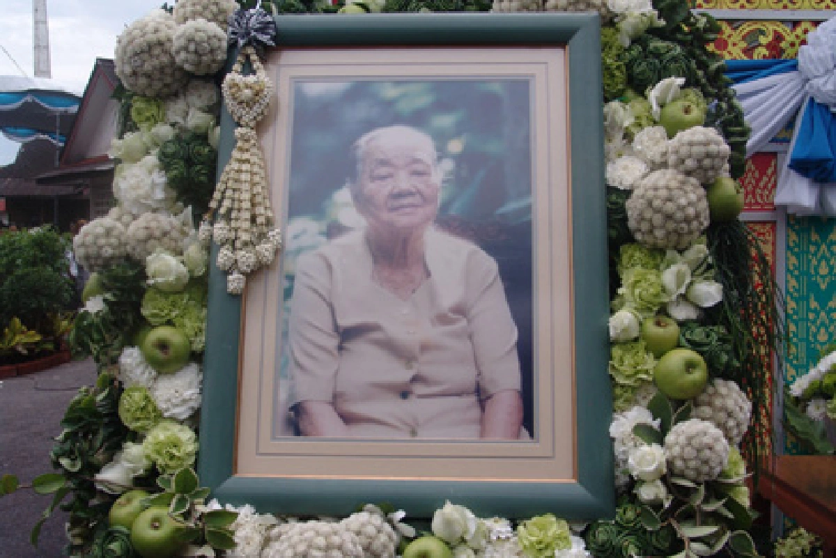 คนกว่า5หมื่นร่วมพระราชทานเพลิงศพแม่ถ้วน