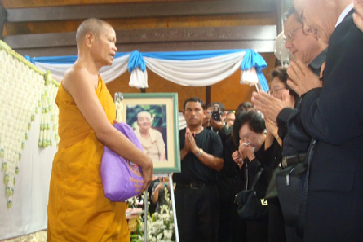 คนกว่า5หมื่นร่วมพระราชทานเพลิงศพแม่ถ้วน