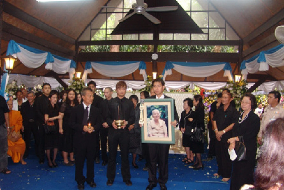 คนกว่า5หมื่นร่วมพระราชทานเพลิงศพแม่ถ้วน