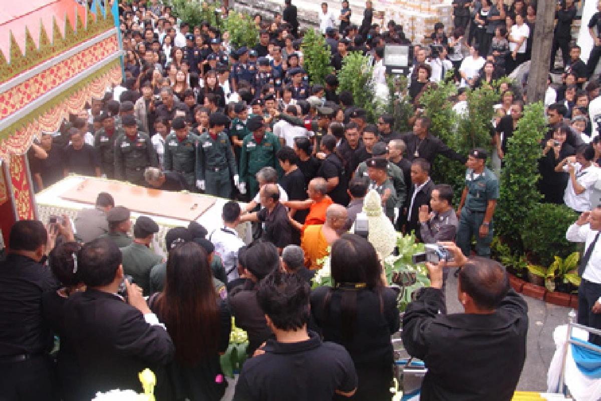 คนกว่า5หมื่นร่วมพระราชทานเพลิงศพแม่ถ้วน