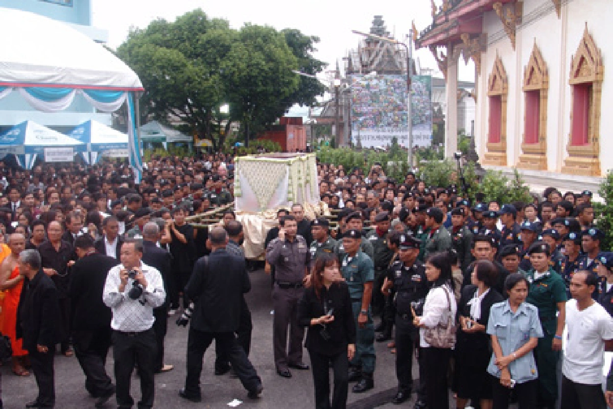คนกว่า5หมื่นร่วมพระราชทานเพลิงศพแม่ถ้วน