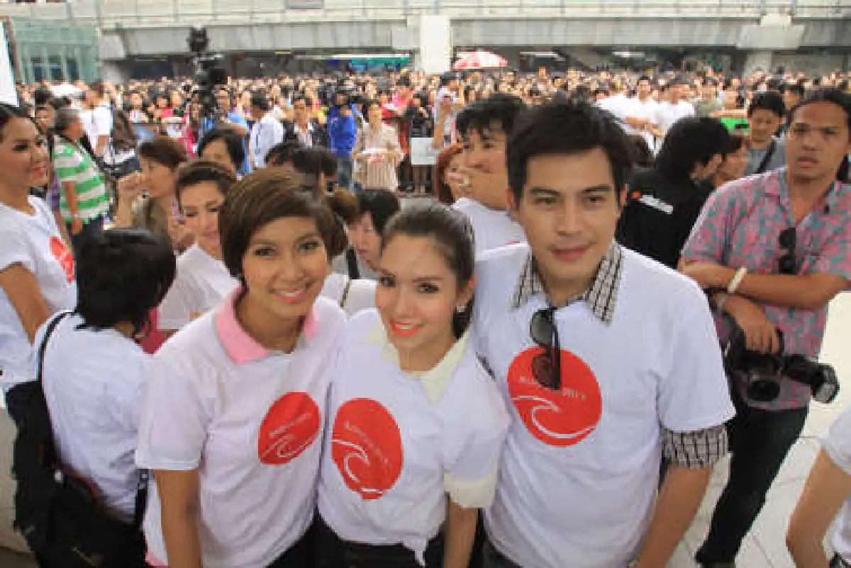 ดารา-นักแสดงร่วมรับบริจาคเงินช่วยญี่ปุ่น