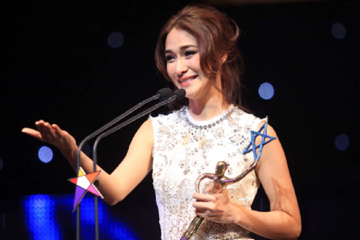 "ชาคริต-พลอย"นักแสดงแห่งปี "ไนน์ เอ็นเตอร์เทน 2011"