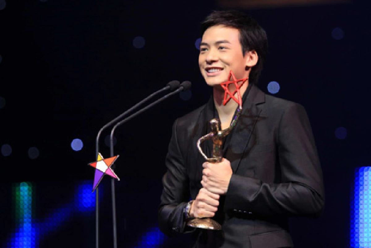 "ชาคริต-พลอย"นักแสดงแห่งปี "ไนน์ เอ็นเตอร์เทน 2011"